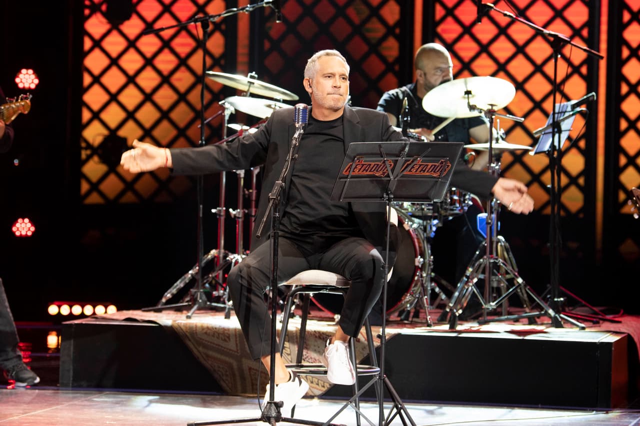 Arath de la Torre subió en esta ocasión al escenario sin caracterizarse y presentó un mix de temas en español en inglés, obviamente imitando a los artistas originales.