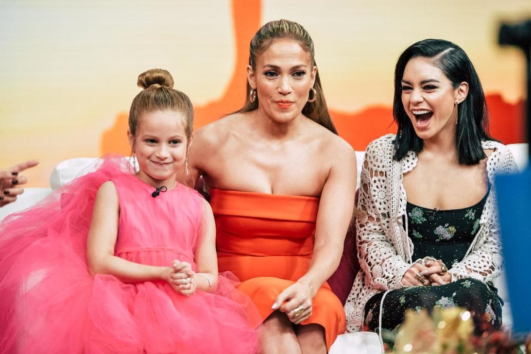 El equipo la sorprendió con la presencia de Brianny Pazmino, una pequeña fan de la cantante y actriz, quien acudió con un vestido rosa similar al utilizado por López en la premiere de 'Second Act'.