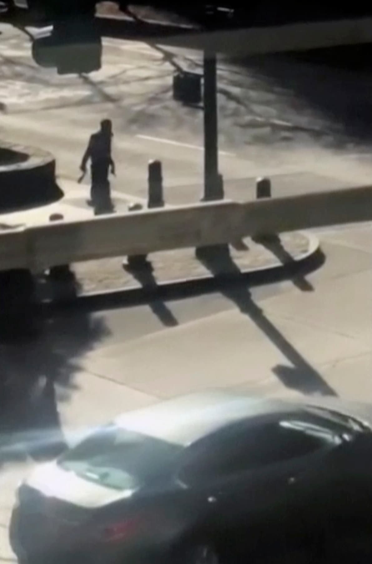 El sospechoso fue baleado por la policía y arrestado momentos después del ataque en el área del Bajo Manhattan. La imagen es una captura de un video de un transeúnte en el momento en que el atacante bajó de la camioneta rentada con dos pistolas, una de balines y otra de 
<i>paintball</i>.