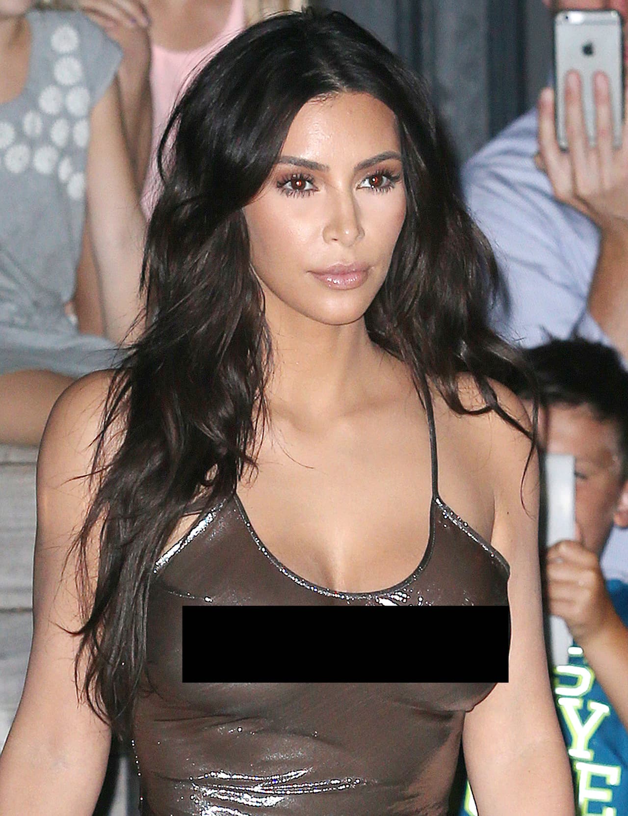 Además, con sus delgadas blusas sus encantos han quedado a la vista.