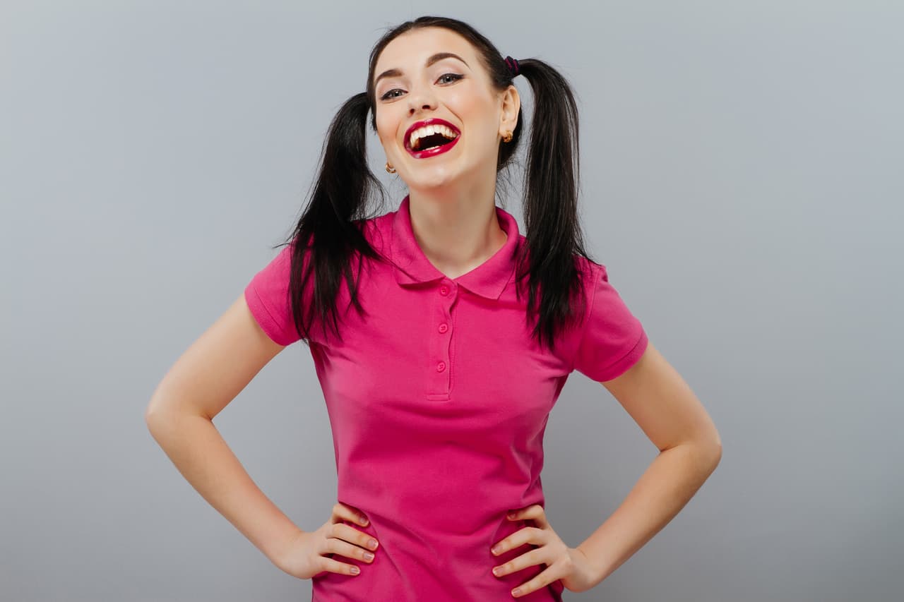 Otra variante de la cola de cabello pueden ser las dos coletas. Solo debes de dividir el pelo con una raya en medio y hacer una de cada lado. ¿Cuál te gusta más?