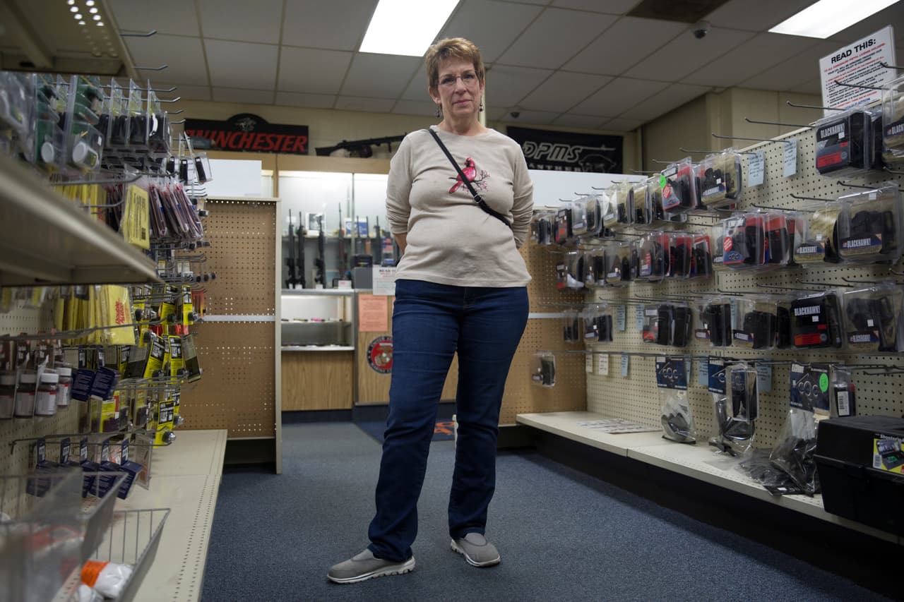 <b>Donna Saverino – Macomb County, Michigan. </b>Donna Saverino vive a las afueras de Detroit, Michigan, y está feliz de que Trump sea el presidente electo. Como mujer “uno vota por el mejor, no por quien tenga vagina”, dice Saverino después de una tarde de prácticas de tiro con amigos.