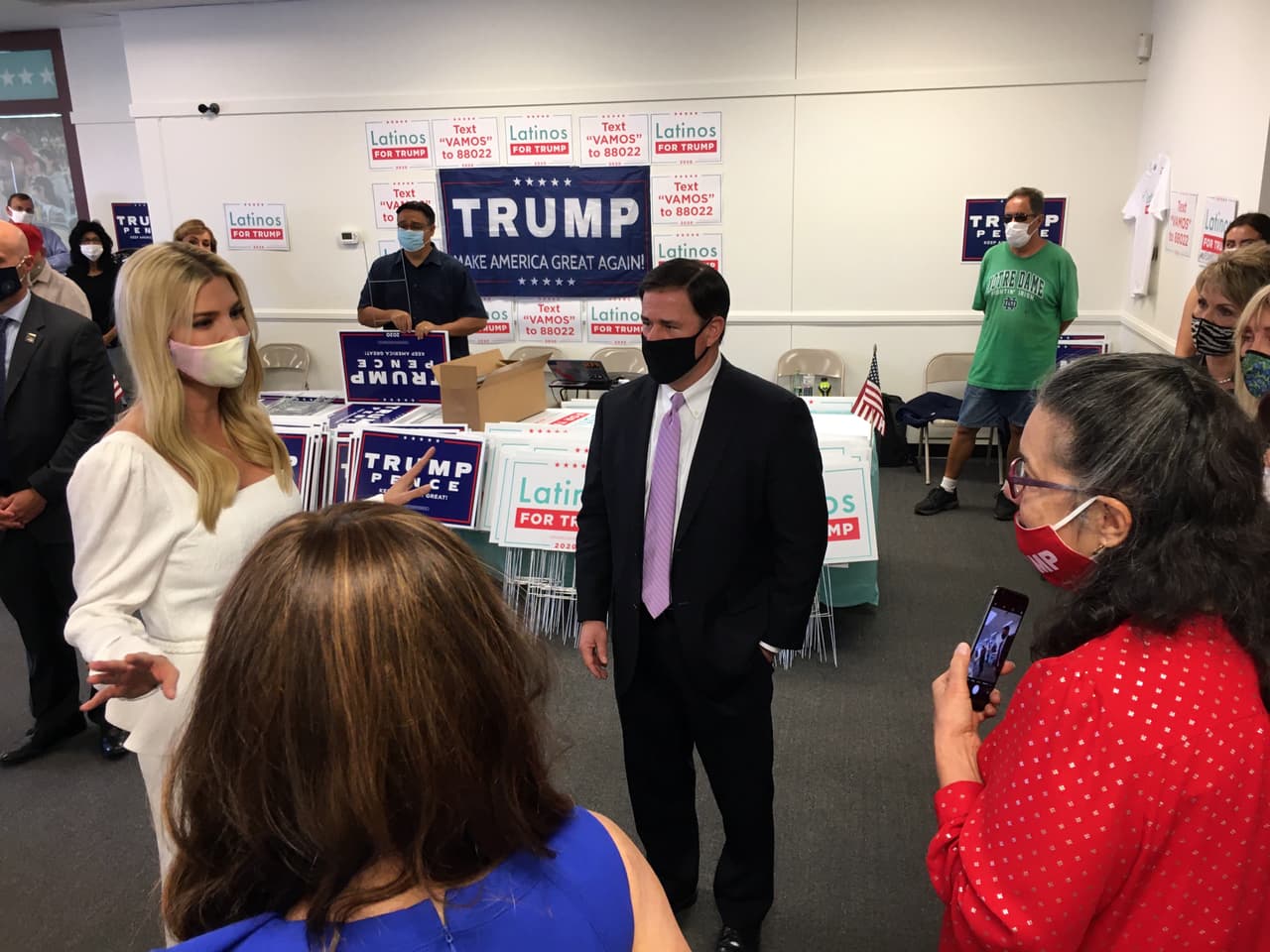 La hija del presidente llegó pasadas las 10:30 a.m. a la sede ubicada en el sur de Phoenix, conversó con algunos de los voluntarios y les agradeció el apoyo a la campaña de reelección de Trump.