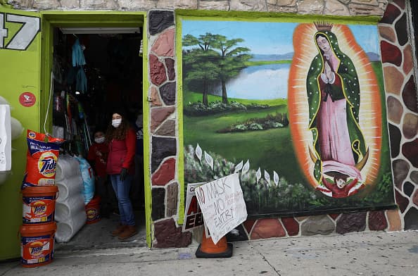 Es importante señalar que hay ciudades en 
<a href="https://www.univision.com/temas/california">California</a>, taparse correctamente la boca y nariz son el salvoconducto de entrada para negocios esccenciales, así como para salir de las casas.