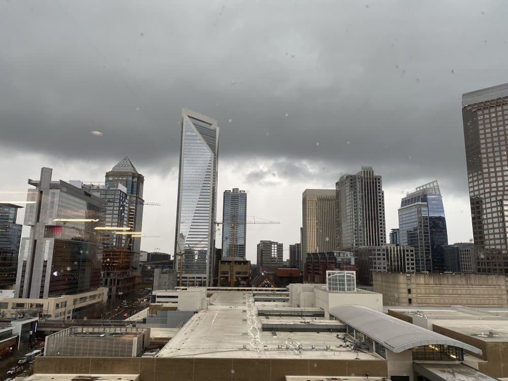 Nubes de lluvia se ciernen sobre el centro de Charlotte, Carolina del Norte. La ciudad y sus alrededores estuvieron bajo la amenaza de un clima severo durante la mañana y la tarde de este jueves.