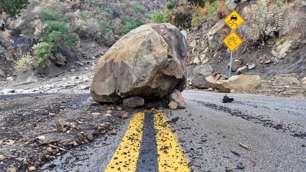 Una roca en medio de la carretera que se desprendió de una ladera en Montecito.