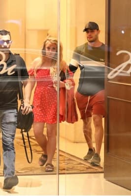 En marzo pasado, 
<b><a href="https://www.univision.com/famosos/surgen-primeras-imagenes-de-britney-spears-tras-internarse-hace-varias-semanas-en-un-centro-de-salud-mental-fotos" target="_blank">ella ingresó a un centro de salud mental</a></b> para estabilizarse, sin embargo, las fuentes de TMZ afirmaron que los médicos tenían problemas para encontrar la combinación correcta de medicamentos.