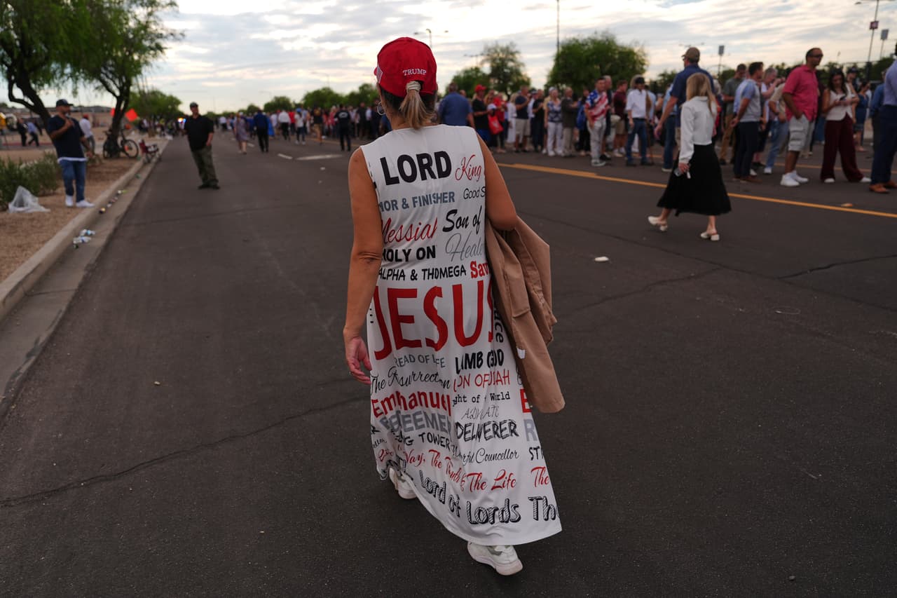 Un hombre que llamó la atención mostró un atuendo con 
<b>mensajes cristianos</b>.