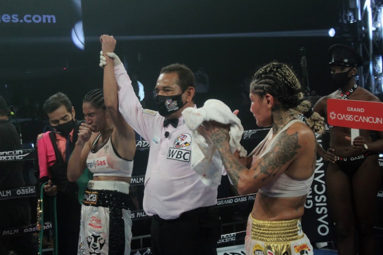Mariana ‘Barby’ Juárez fue castigada desde el primer asalto con veloces y certeros golpes. Al final de la pelea, la esquina de Juárez pidió que se revisaran los guantes de Luna; tras no encontrar irregularidades, 'Cobrita' se coronó como campeona Gallo del Consejo Mundial de Boxeo.