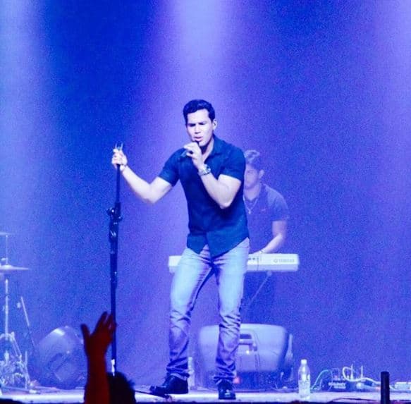 Estar en la tarima cantando es lo que más disfruta.