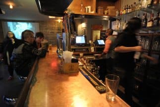 Después de la reapertura del estado en mayo y junio, que incluía bares y mayor capacidad en los restaurantes, las hospitalizaciones por covid-19 aumentaron drásticamente, lo que obligó al gobernador a ordenar ciertas restricciones.