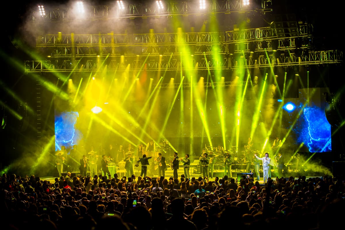 “El Divo de Juárez” Juan Gabriel conquistó Los Ángeles con un rotundo éxito y cantando sus grandes éxitos en el Microsoft Theater donde miles de personas desbordaron con su música e interpretación.
