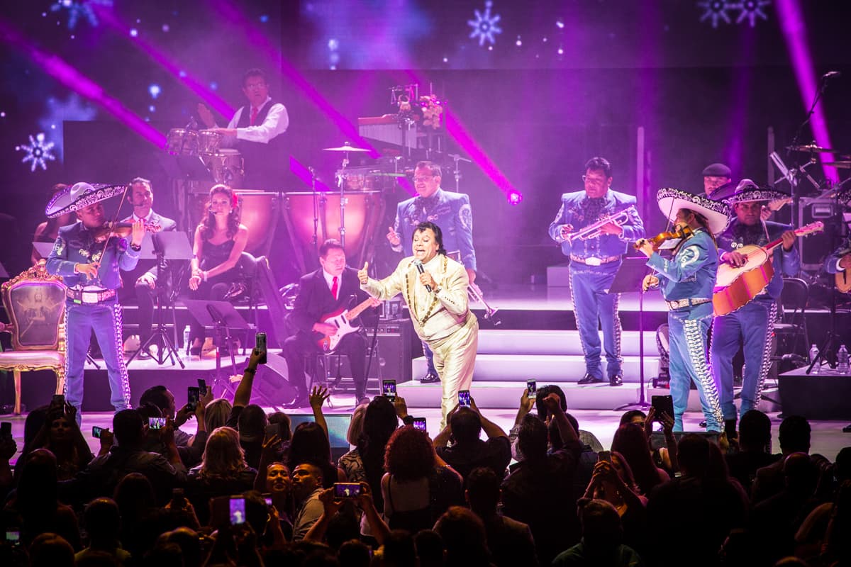 “El Divo de Juárez” Juan Gabriel conquistó Los Ángeles con un rotundo éxito y cantando sus grandes éxitos en el Microsoft Theater donde miles de personas desbordaron con su música e interpretación.