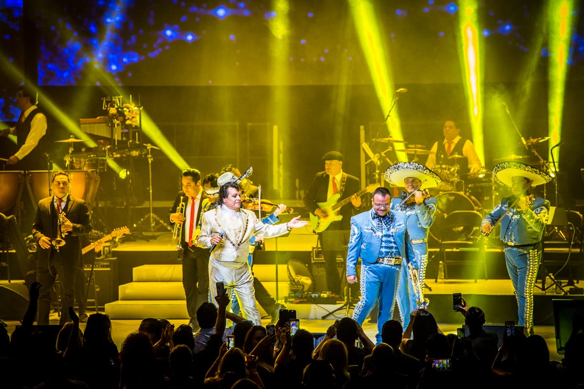 “El Divo de Juárez” Juan Gabriel conquistó Los Ángeles con un rotundo éxito y cantando sus grandes éxitos en el Microsoft Theater donde miles de personas desbordaron con su música e interpretación.