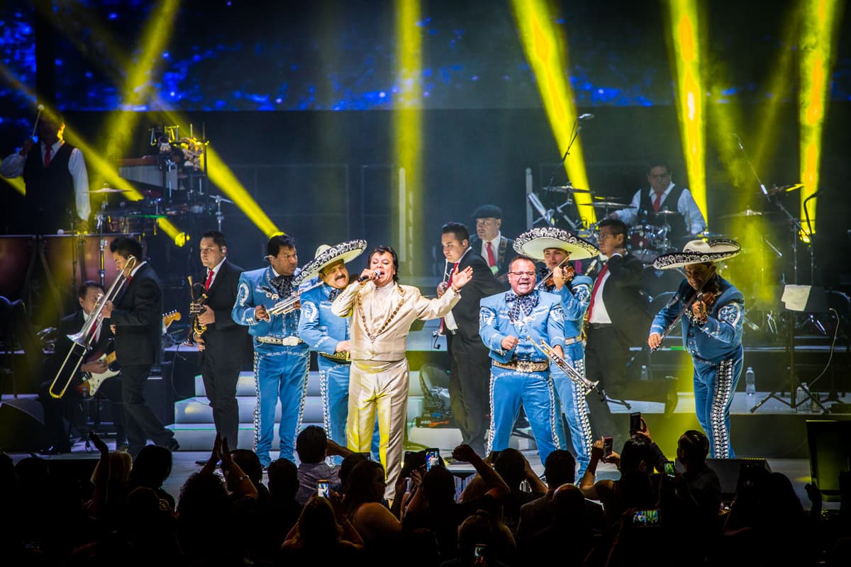 “El Divo de Juárez” Juan Gabriel conquistó Los Ángeles con un rotundo éxito y cantando sus grandes éxitos en el Microsoft Theater donde miles de personas desbordaron con su música e interpretación.