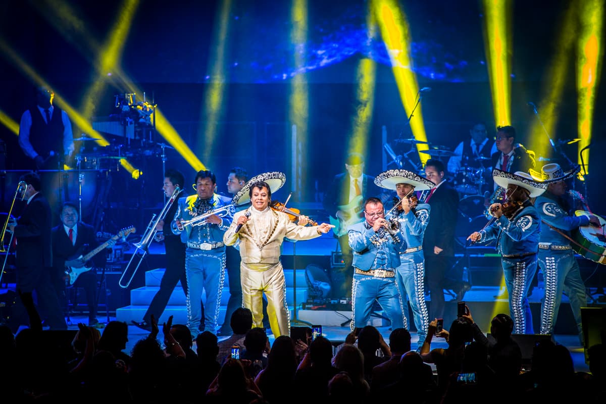 “El Divo de Juárez” Juan Gabriel conquistó Los Ángeles con un rotundo éxito y cantando sus grandes éxitos en el Microsoft Theater donde miles de personas desbordaron con su música e interpretación.