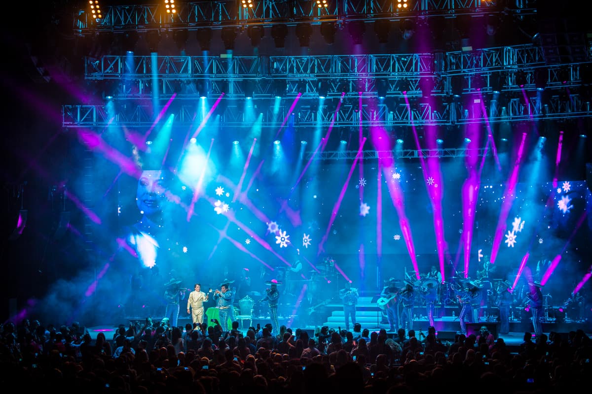“El Divo de Juárez” Juan Gabriel conquistó Los Ángeles con un rotundo éxito y cantando sus grandes éxitos en el Microsoft Theater donde miles de personas desbordaron con su música e interpretación.