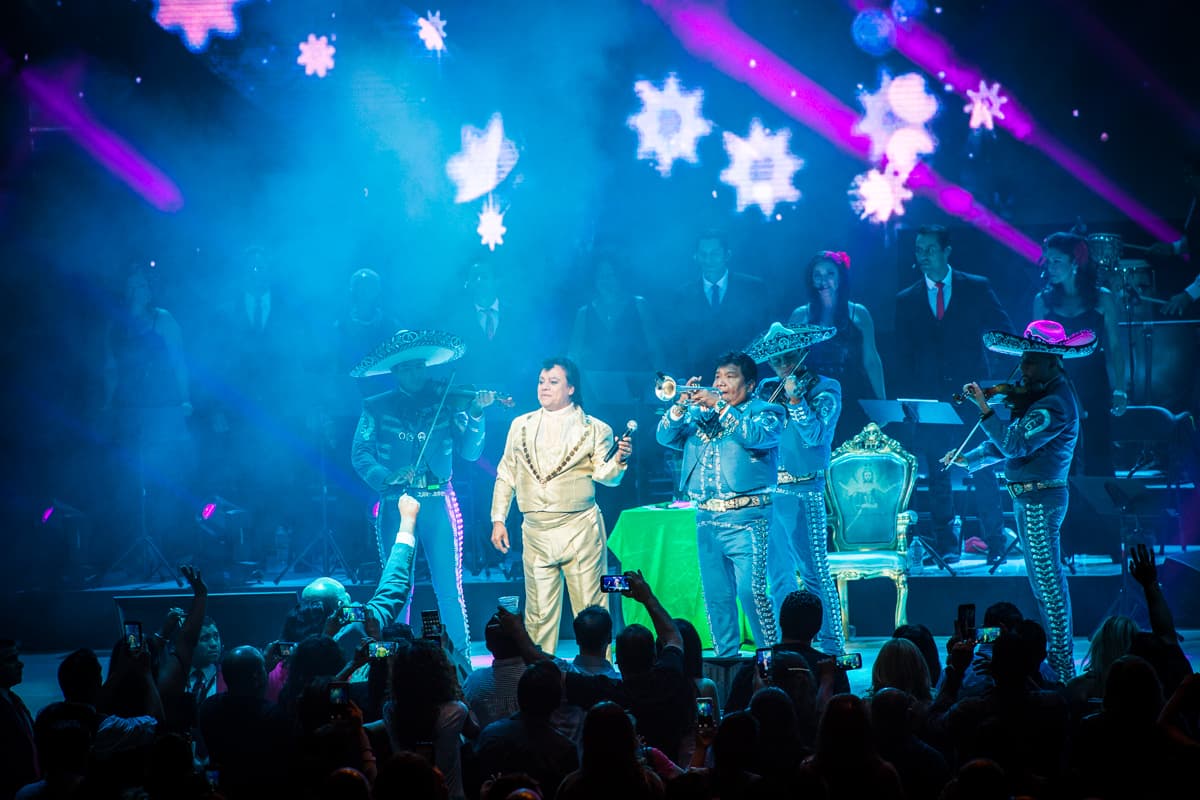 “El Divo de Juárez” Juan Gabriel conquistó Los Ángeles con un rotundo éxito y cantando sus grandes éxitos en el Microsoft Theater donde miles de personas desbordaron con su música e interpretación.