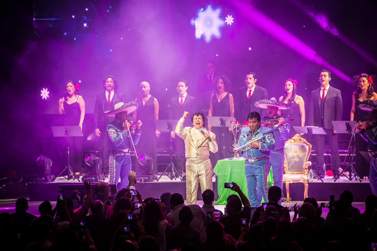 “El Divo de Juárez” Juan Gabriel conquistó Los Ángeles con un rotundo éxito y cantando sus grandes éxitos en el Microsoft Theater donde miles de personas desbordaron con su música e interpretación.