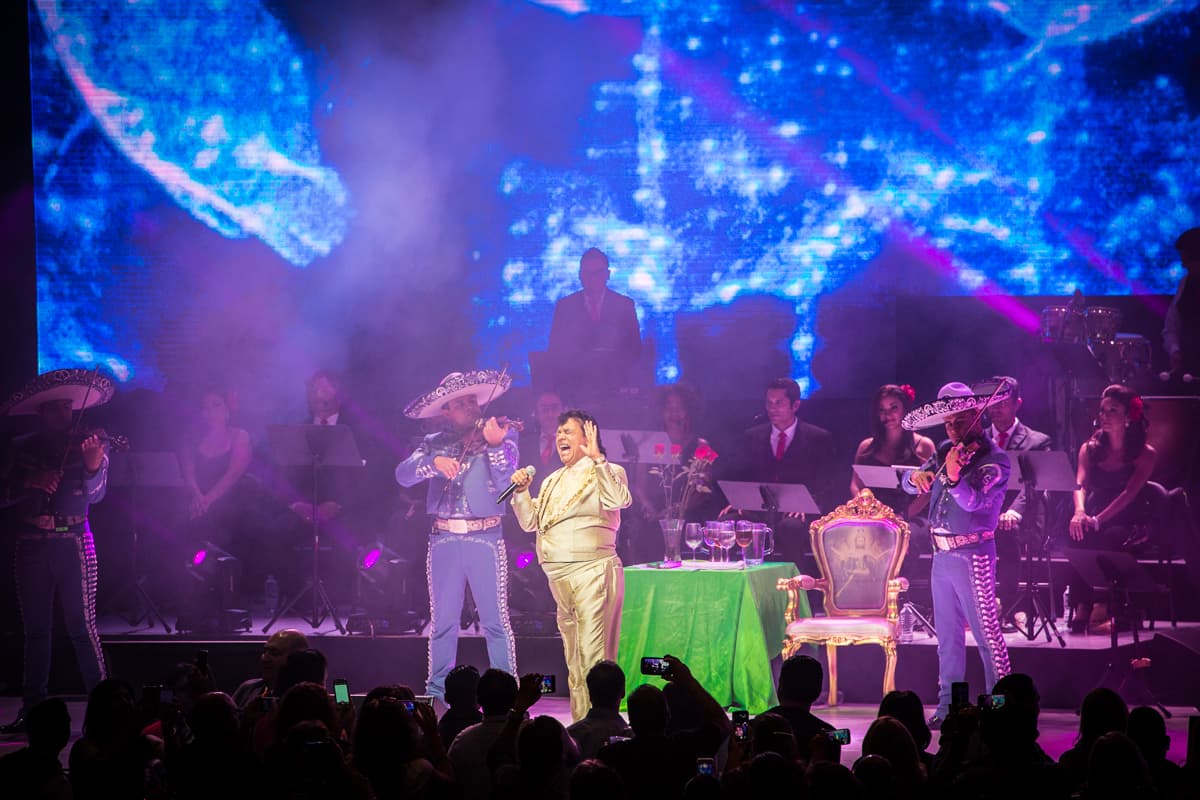 “El Divo de Juárez” Juan Gabriel conquistó Los Ángeles con un rotundo éxito y cantando sus grandes éxitos en el Microsoft Theater donde miles de personas desbordaron con su música e interpretación.