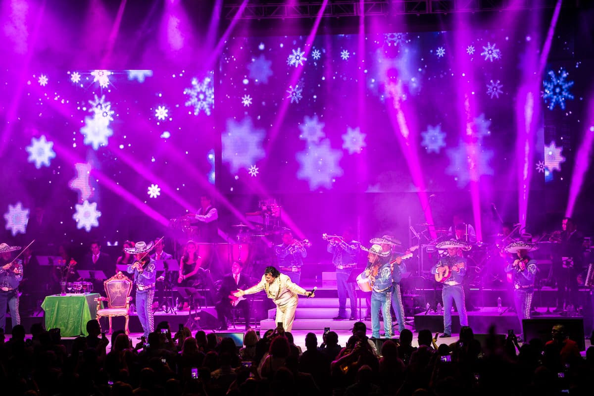 “El Divo de Juárez” Juan Gabriel conquistó Los Ángeles con un rotundo éxito y cantando sus grandes éxitos en el Microsoft Theater donde miles de personas desbordaron con su música e interpretación.