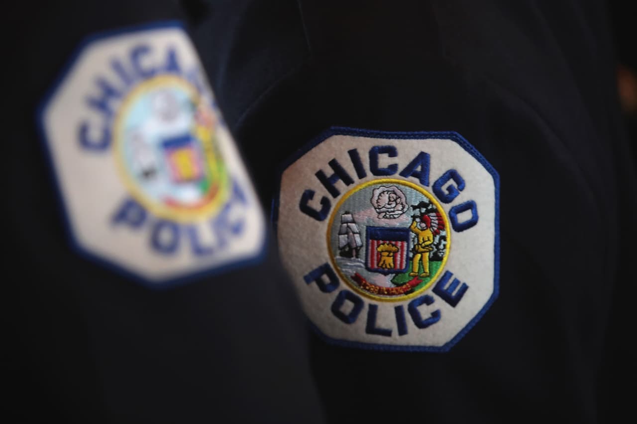 <b>En defensa personal, según el agente: </b>Los informes de la Oficina Civil de Responsabilidad Policial de Chicago (COPA) identificaron al agente que disparó a Toledo como 
<b><a href="https://www.chicagocopa.org/wp-content/uploads/2021/04/Original-Case-Report_REDACTED.pdf" target="_blank">Eric Stillman de 34 años de edad y que ha trabajado en el Departamento de Policía de Chicago desde agosto del 2015</a></b>. Stillman adujo en el reporte que actuó en defensa personal ya que Toledo tenía un arma semiautomeatica en sus manos. Por ahora, el agente fue puesto en licencia administrativa por un mes mientras continúa la investigación del caso.