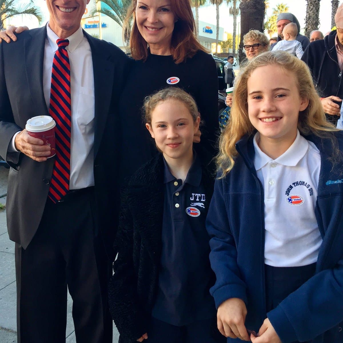 Eden y Savannah
<b> </b>nacieron el 21 de febrero de 2007 mediante fecundación "in vitro". La actriz confesó que dos años antes del nacimiento de sus hijas habia pensado en adoptar.