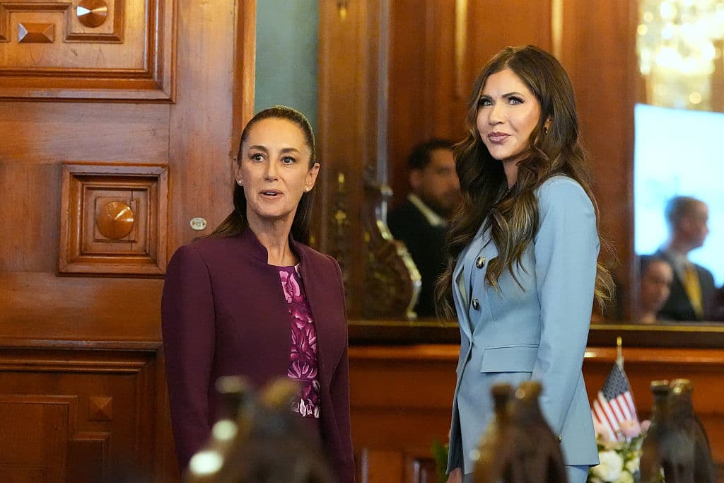 Noem reconoce los avances de México en narcotráfico y migración, pero tras su entrevista con Sheinbaum afirma que "falta mucho"