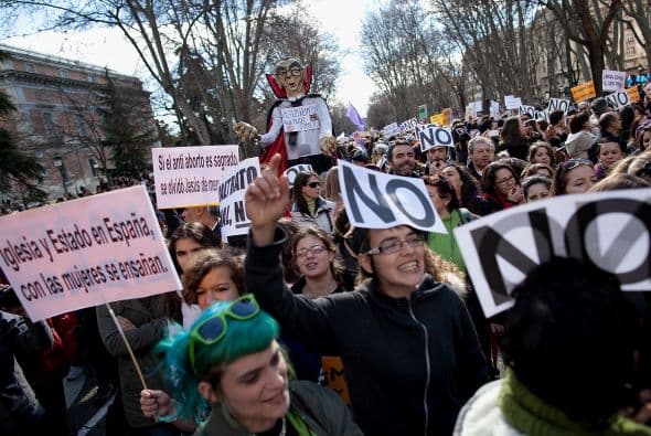 Su objetivo fue protestar por una iniciativa de ley del gobierno que busca restringir el derecho de abortar, permitiéndolo solamente en casos de violación o riesgo grave para la salud.