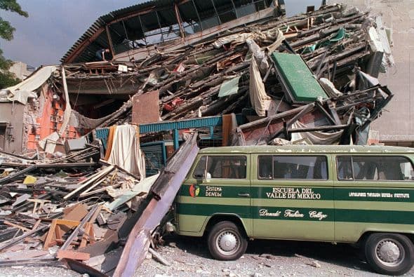 La Torre Mayor, concluida en 2003 y el edificio más alto de América Latina, marcó el regreso de los grandes grupos financieros a Reforma.
