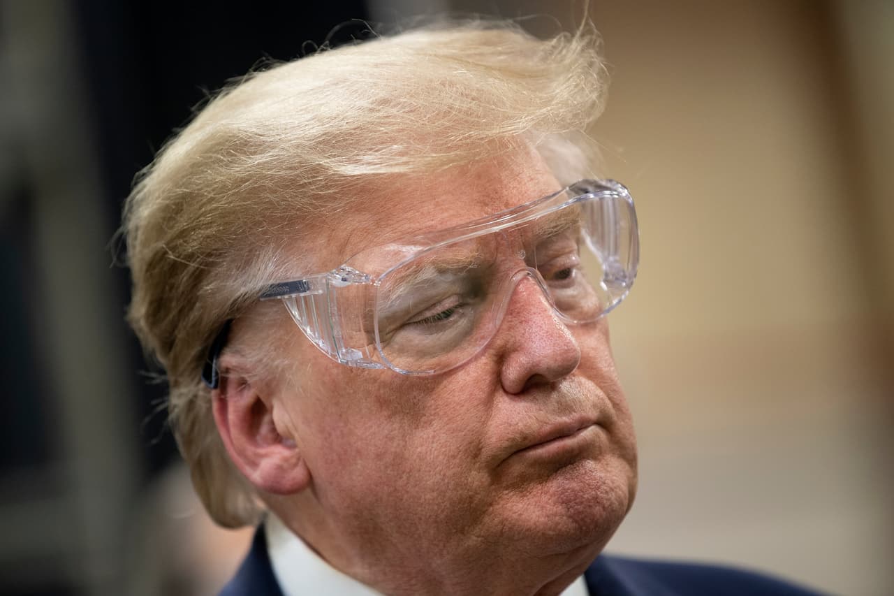 El presidente porto unas gafas transparentes durante su recorrido por la planta de Honeywell.