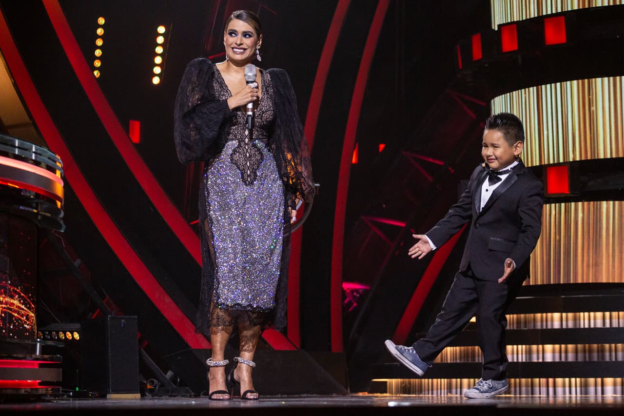 Las zapatillas también fueron negras con plateado, aquí resaltó la pulsera al tobillo cubierta de brillantes en dicha tonalidad.