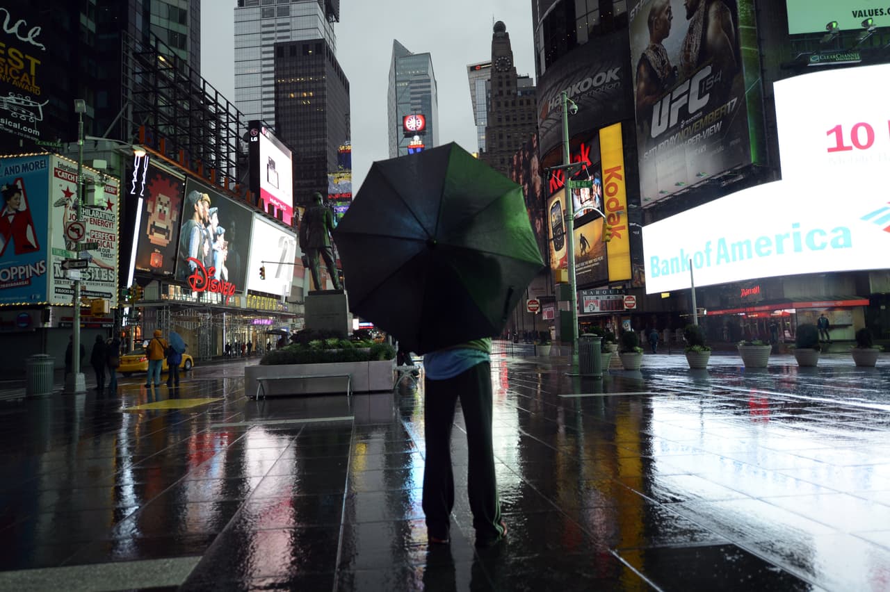 ¿Quién dijo que la lluvia no tenía su lado romántico? Estas fotos demuestran que Nueva York se ve preciosa cuando está gris y húmeda.