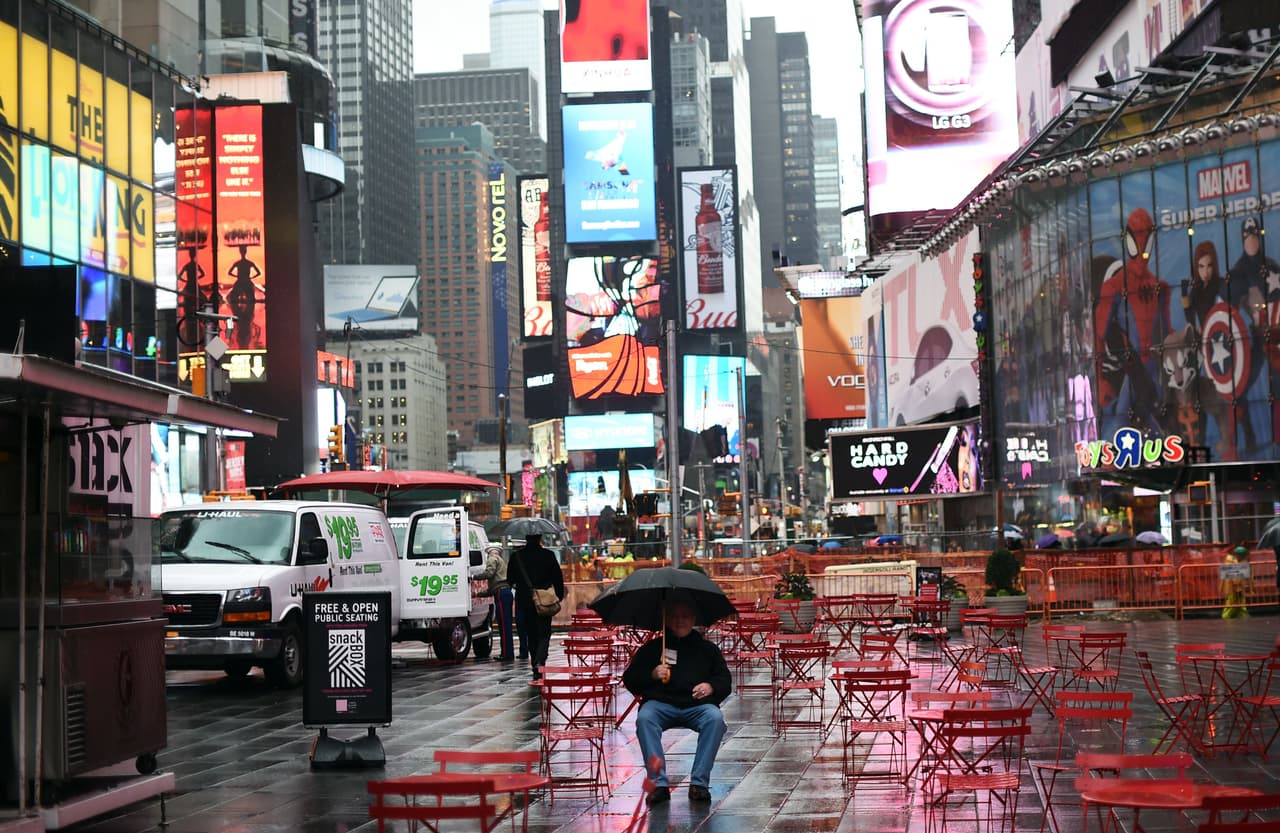 ¿Quién dijo que la lluvia no tenía su lado romántico? Estas fotos demuestran que Nueva York se ve preciosa cuando está gris y húmeda.