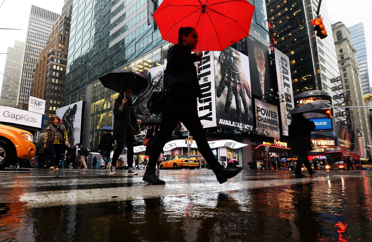 ¿Quién dijo que la lluvia no tenía su lado romántico? Estas fotos demuestran que Nueva York se ve preciosa cuando está gris y húmeda.