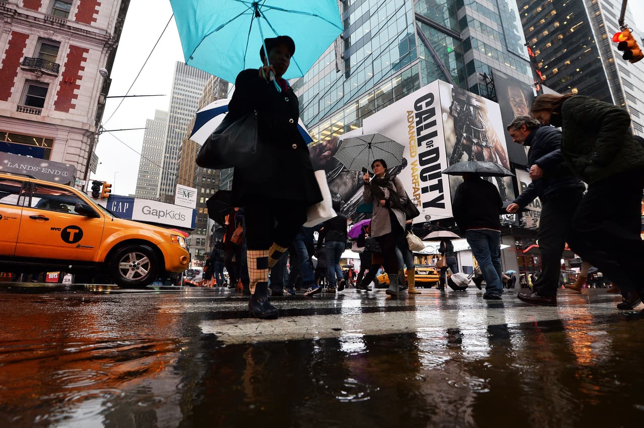 ¿Quién dijo que la lluvia no tenía su lado romántico? Estas fotos demuestran que Nueva York se ve preciosa cuando está gris y húmeda.