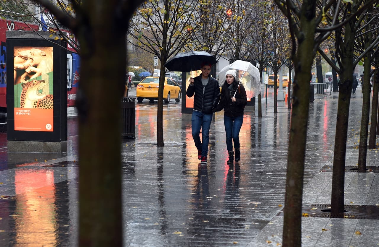 ¿Quién dijo que la lluvia no tenía su lado romántico? Estas fotos demuestran que Nueva York se ve preciosa cuando está gris y húmeda.