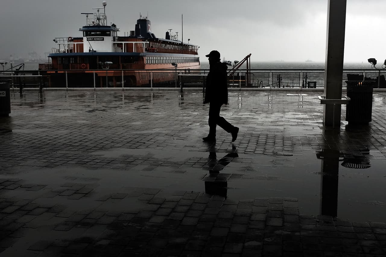 ¿Quién dijo que la lluvia no tenía su lado romántico? Estas fotos demuestran que Nueva York se ve preciosa cuando está gris y húmeda.
