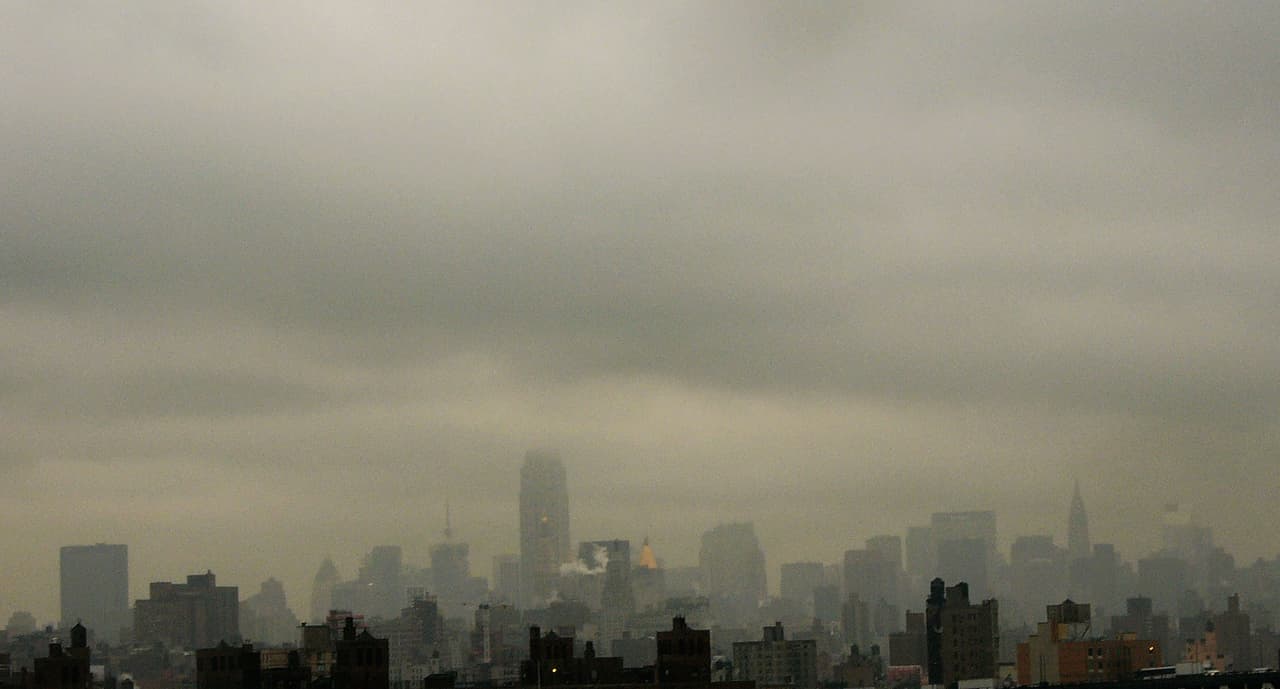 ¿Quién dijo que la lluvia no tenía su lado romántico? Estas fotos demuestran que Nueva York se ve preciosa cuando está gris y húmeda.