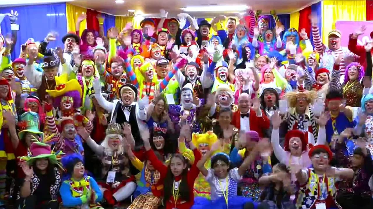 La convención más divertida: más de 120 payasos se reúnen para compartir sus chistes y rutinas