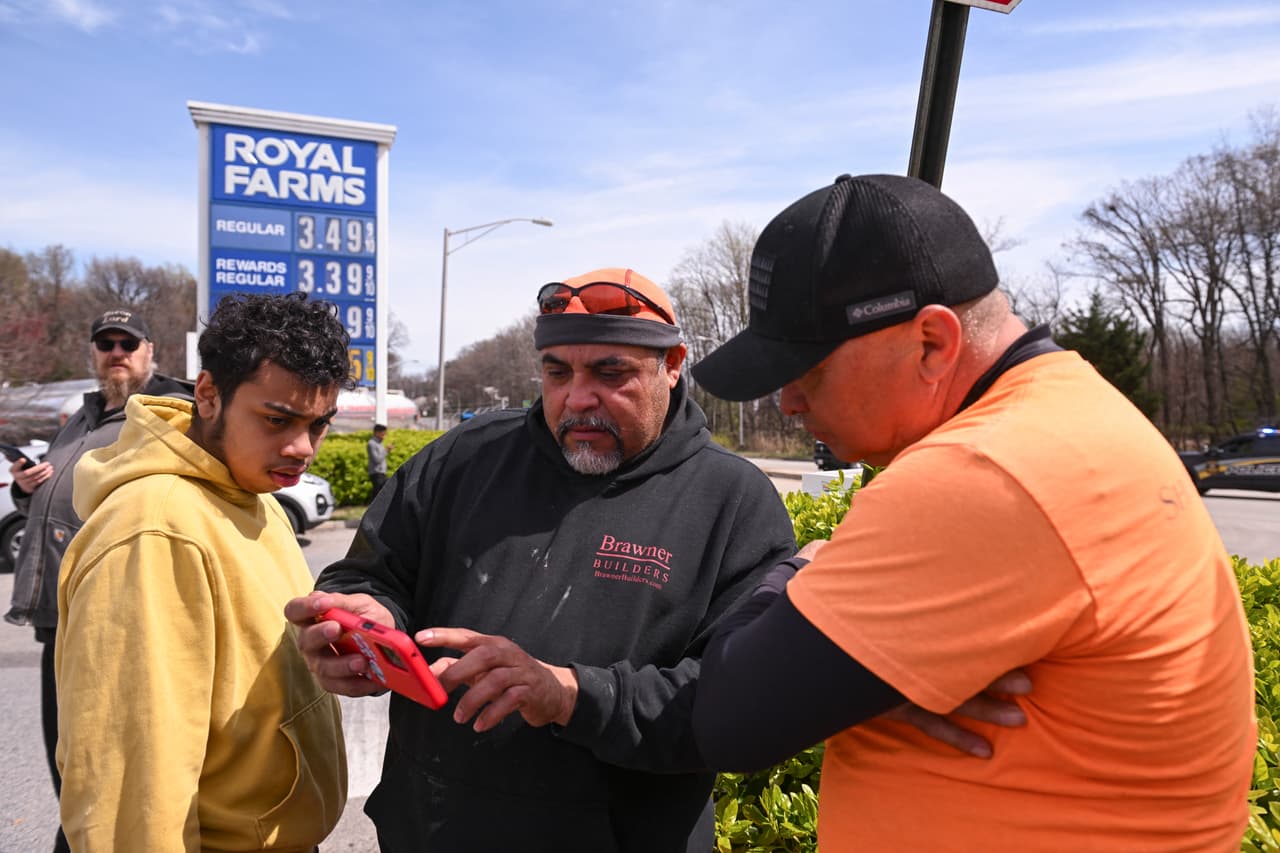 Poco a poco comenzábamos a saber más de ellos. Estaban trabajando y eran hispanos. Familiares y compañeros de trabajo se movían entre el dolor y la incredulidad.