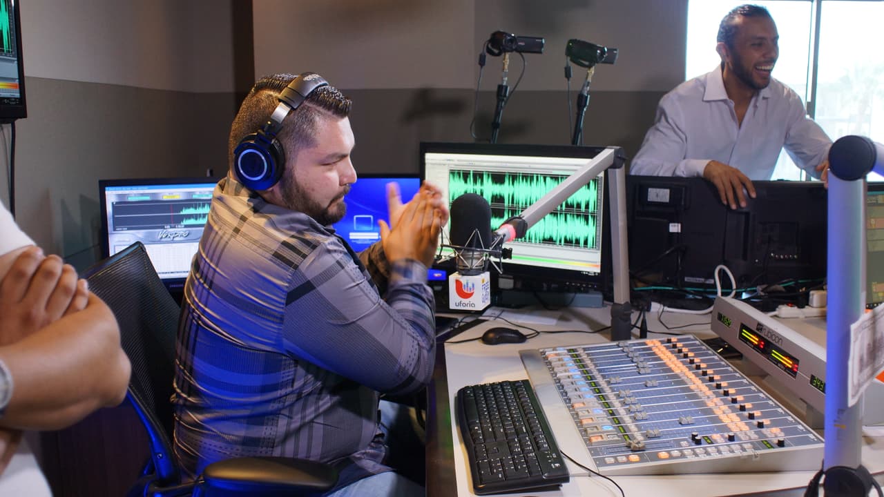 <b><a href="http://www.univision.com/temas/omar-chaparro">Omar Chaparro</a></b> se metió al 
<b><a href="http://www.univision.com/temas/el-free-guey">Free-guey show</a></b> y nos contagió con toda su alegría.