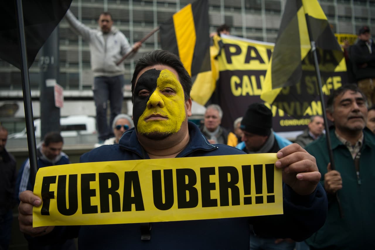 Taxistas de Buenos Aires protestan contra Uber en junio.