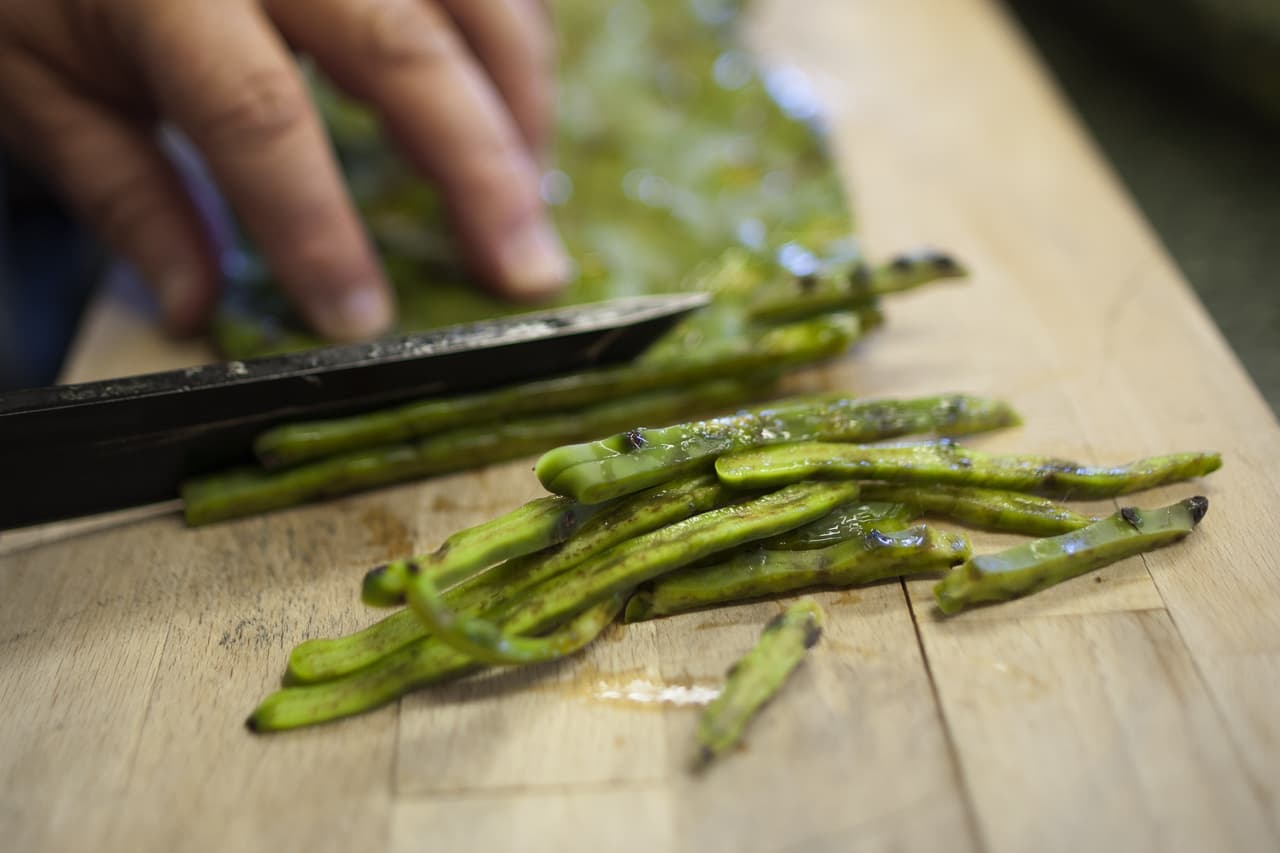 El tallo de la planta, su fruto, sus semillas y flores son aptos para el consumo humano, como alimento rico en fibra, proteínas, vitaminas A, C y K, calcio, magnesio, hierro y potasio.