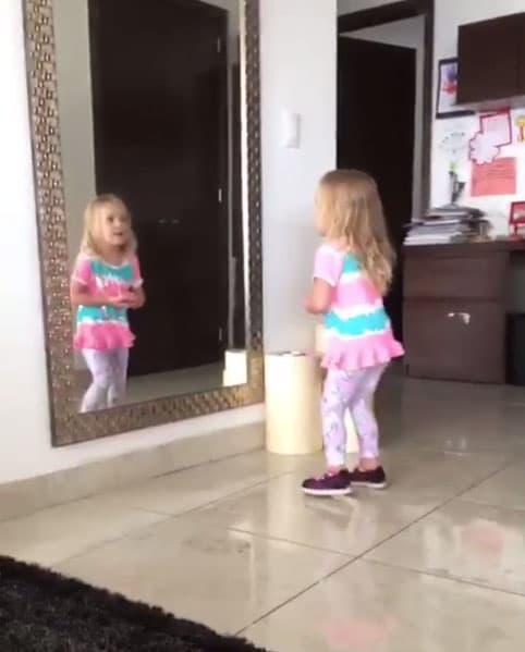 Cuando le ponen música las caderas no le paran, los espejos son sus mejores aliados.