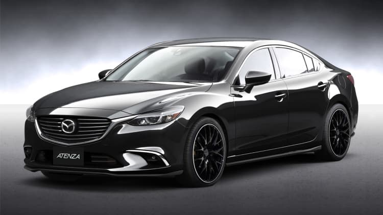 Un sedán que se coloca el traje de deportivo