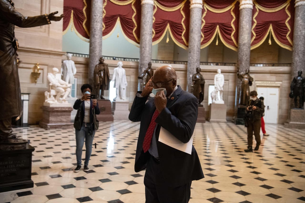 El demócrata Jim Clyburn, enmascarado, en su camino hacia la sala donde se votó el proyecto de ley. Los demócratas también exigieron 60,000 millones para pequeños bancos y una red alterna de bancos comunitarios para vecindarios y zonas urbanas excluidas.