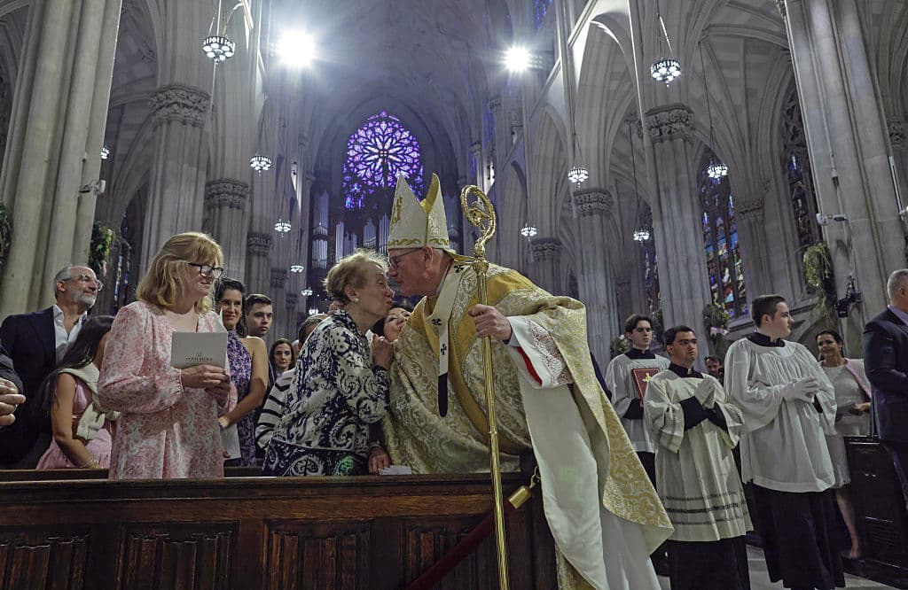 El cardenal 
<b><a href="https://www.univision.com/local/nueva-york-wxtv/con-una-huelga-de-hambre-un-activista-dominicano-pide-al-cardenal-de-nueva-york-que-refugie-a-indocumentados" target="_blank">Timothy Dolan, arzobispo de Nueva York,</a></b> saludó a los católicos congregados en la misa de este Domingo de Pascua, en la catedral de San Patricio, en la 
<b>Quinta Avenida de la ciudad de Nueva York</b>. A las afueras de la icónica iglesia, cientos de personas se fueron agrupando para formar parte del 
<b>Desfile de Pascua</b> y el 
<b>Festival de Sombreros</b>. Este último, sirve de vitrina a los sombreros más excéntricos y fabulosos de la temporada.