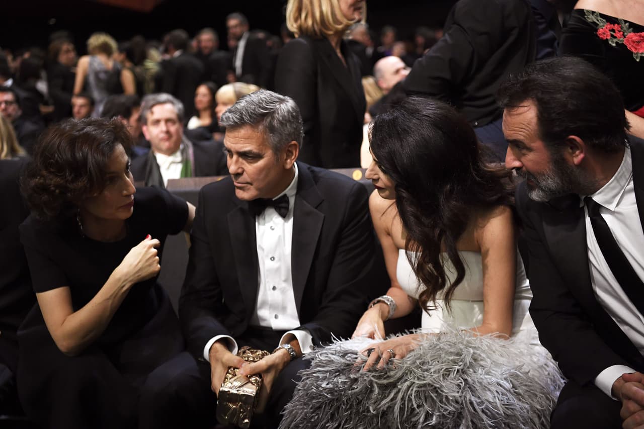 La ministra de cultura de Francia, Audrey Azoulay, y el actor galo Jean Dujardin fungieron este viernes como anfitriones de George Clooney y su esposa Amal Alamuddin.