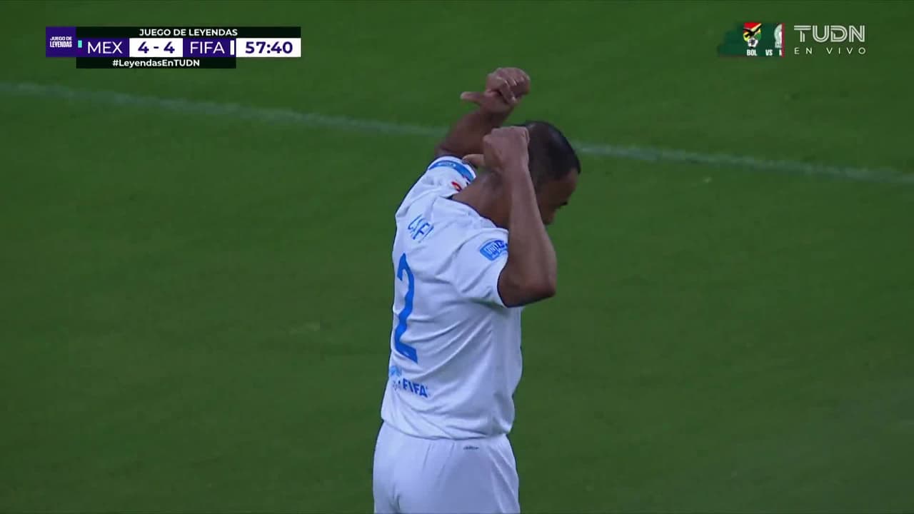 ¡Mira a Cafú! Las leyendas FIFA aumentan la ventaja con este gol